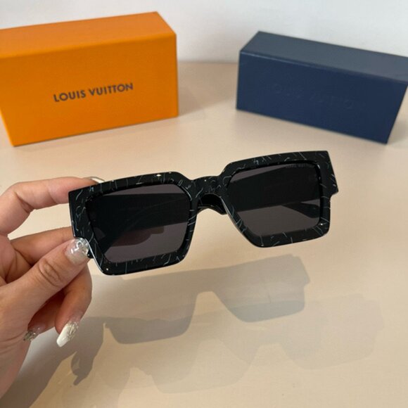 Louis Vuitton Black Square Sunglasses main image 5